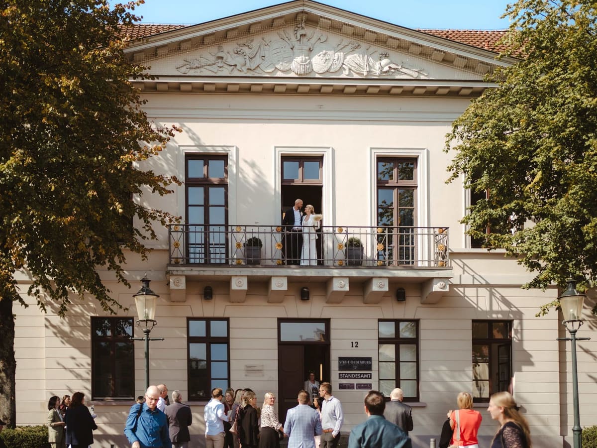 Festlich gedeckte Hochzeitstafel im Freien in Oldenburg